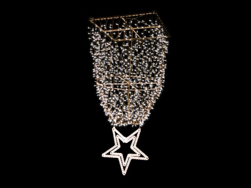 Zarter Leuchtstern – schwebt unter glitzerndem Baldachindach