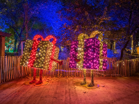 VERLEIH: LED 3D-Figur "Fröhliches Geschenkspaket W" | Pink mit goldener Schleife | HxBxT: 230x220x110cm | 230V/24V | 44W | warmweiß | inkl. Netzteil | IP44