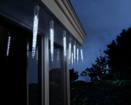 LED-Lichterkette "Snowfall" | 2,8 Meter + ca. 5m Anschlußleitung | 8 Eiszapfen (je 24 LEDs) Abstand: 40cm - Höhe: 30/20/15cm | eisweiß | Kabelfarbe: transparent | IP44 | Timer: 8h an, 16h aus |