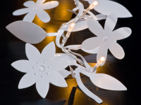 Blumenkette, weiß - ergibt spannende moderne Gestaltungseffekte durch gestanzte Folienelemente