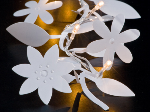 Blumenkette, weiß - ergibt spannende moderne Gestaltungseffekte durch gestanzte Folienelemente