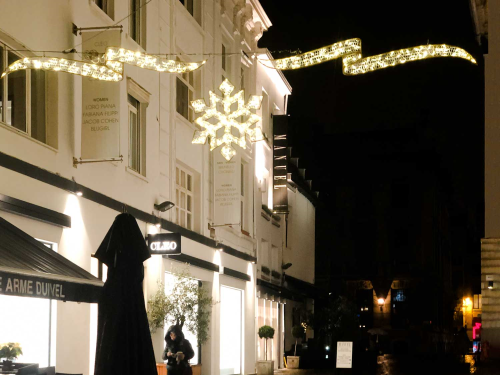 2D-Straßenfigur Banner "Many" Gold | Rahmenlos | LED warmweiß | BxH:300x50cm | 98 LEDs, davon 20 blinkend | 24V | 4W | inkl. Netzteil | IP44